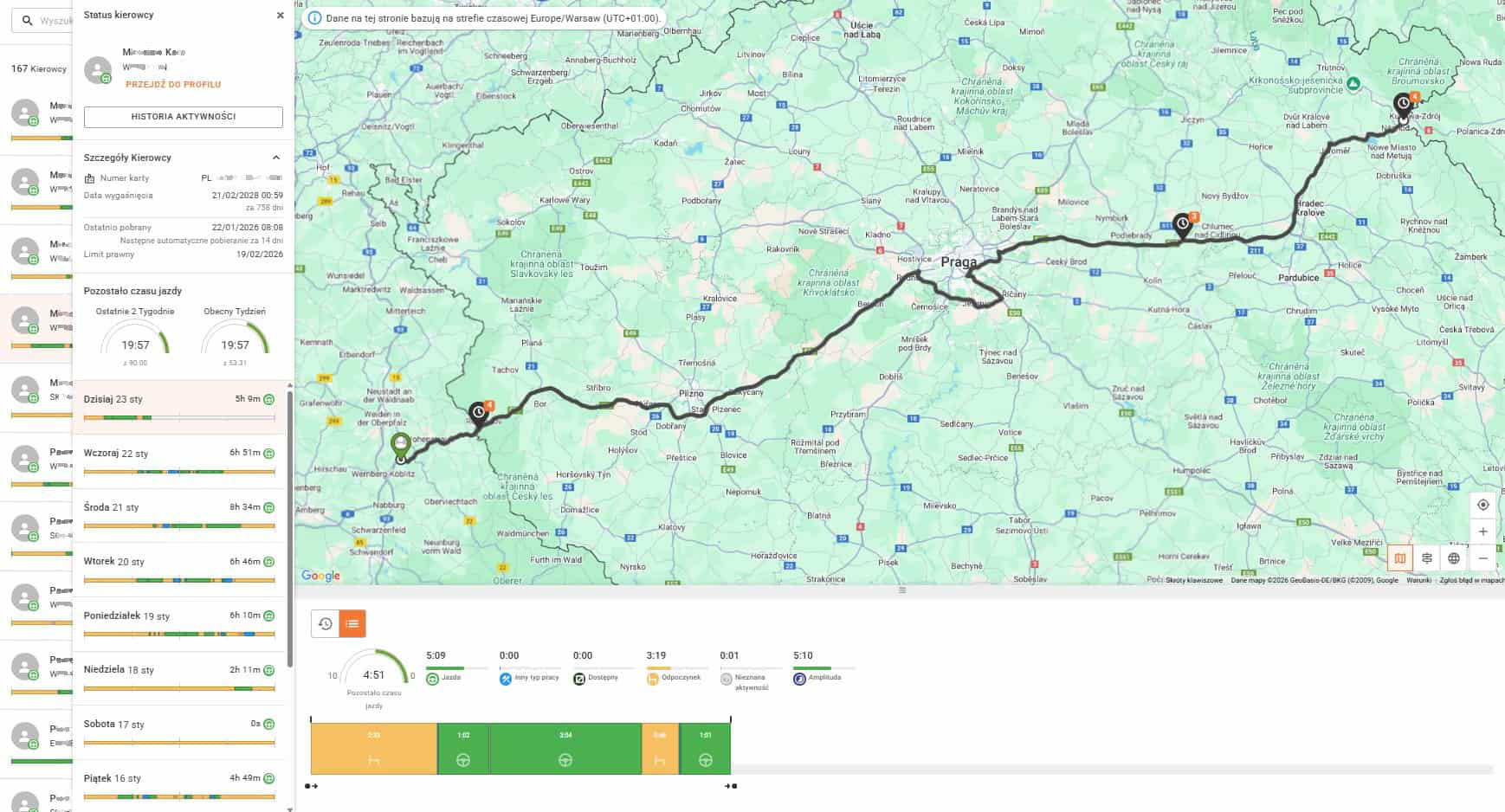 Nawigacja trasy za pomocą systemu GPS Cartrack w samochodzie dostawczym z tachografem